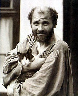 Fotografía de Gustav Klimt con un gatito